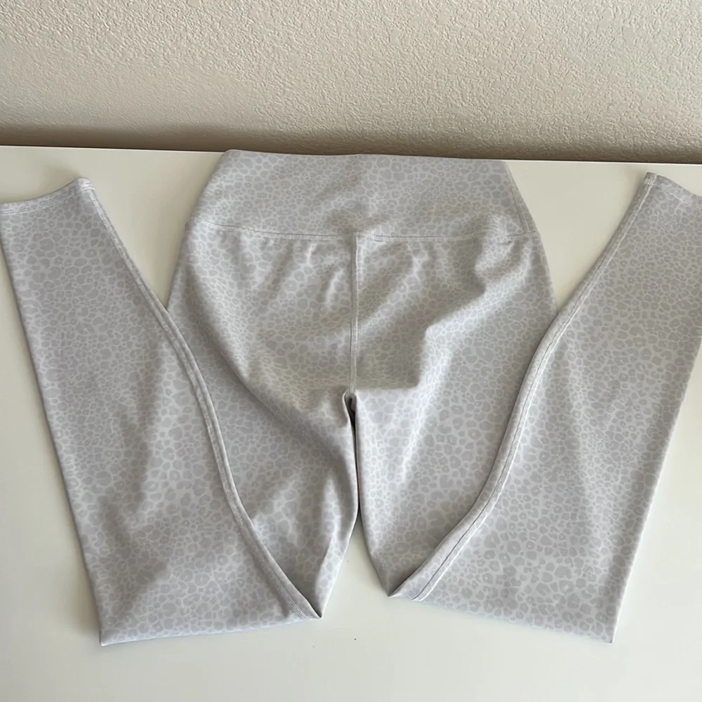 Alo Yoga Women’s High Waist White Leopard Vapor Legging, Large, 28” - Picture 4 of 7